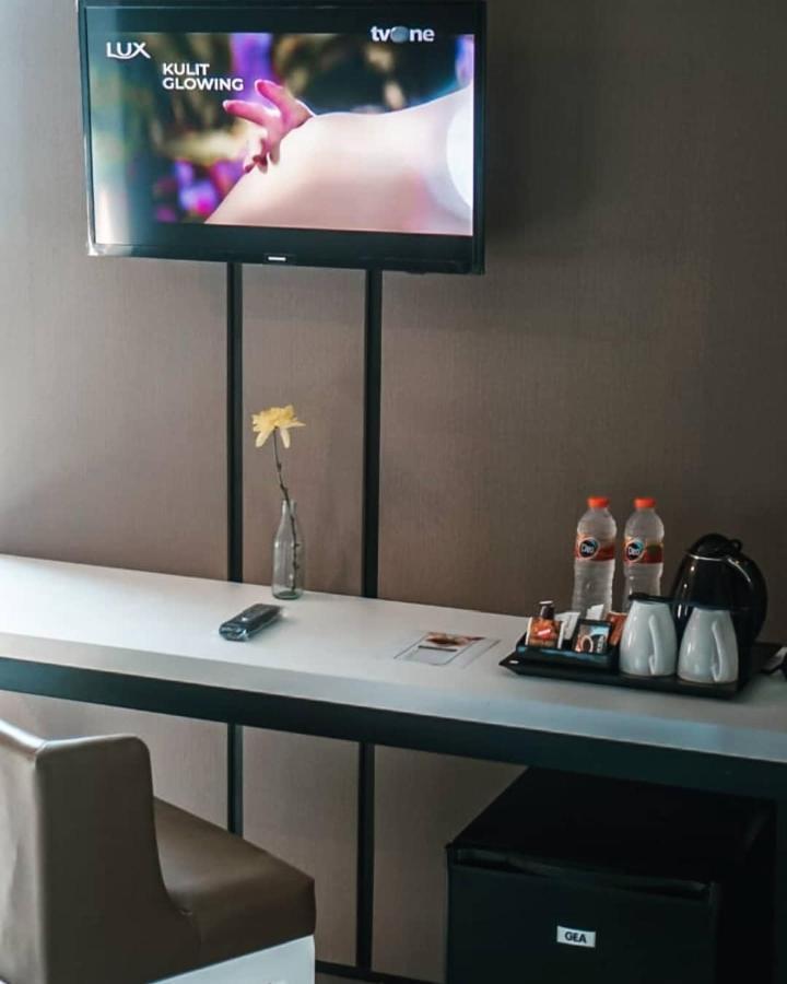 Bess Mansion Hotel Surabaya Wonotjolo Buitenkant foto