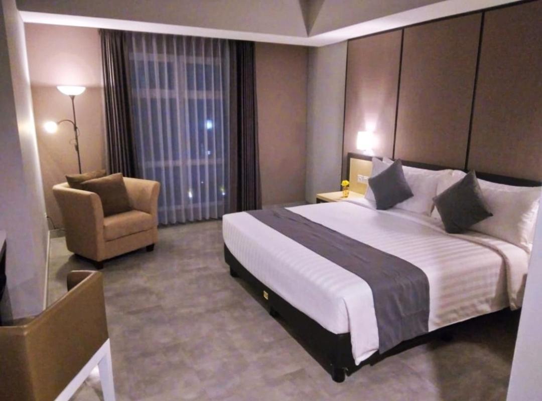 Bess Mansion Hotel Surabaya Wonotjolo Buitenkant foto