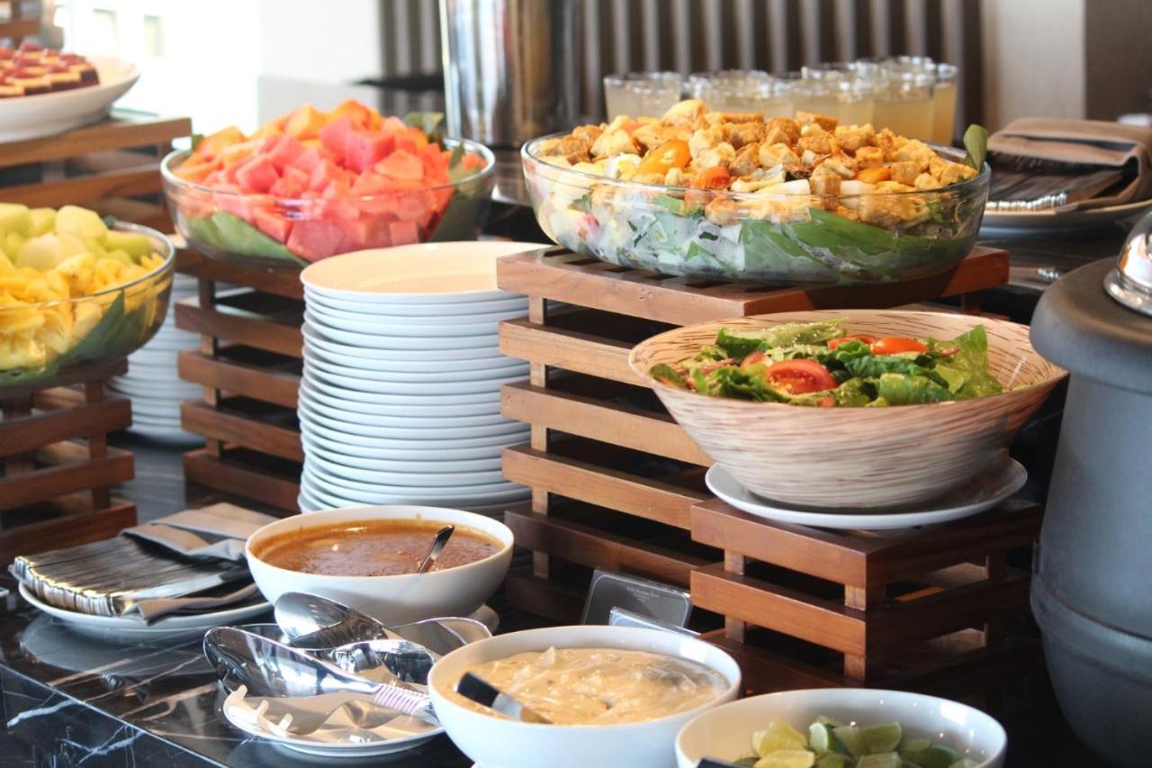 Bess Mansion Hotel Surabaya Wonotjolo Buitenkant foto