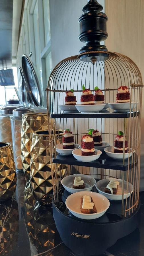 Bess Mansion Hotel Surabaya Wonotjolo Buitenkant foto