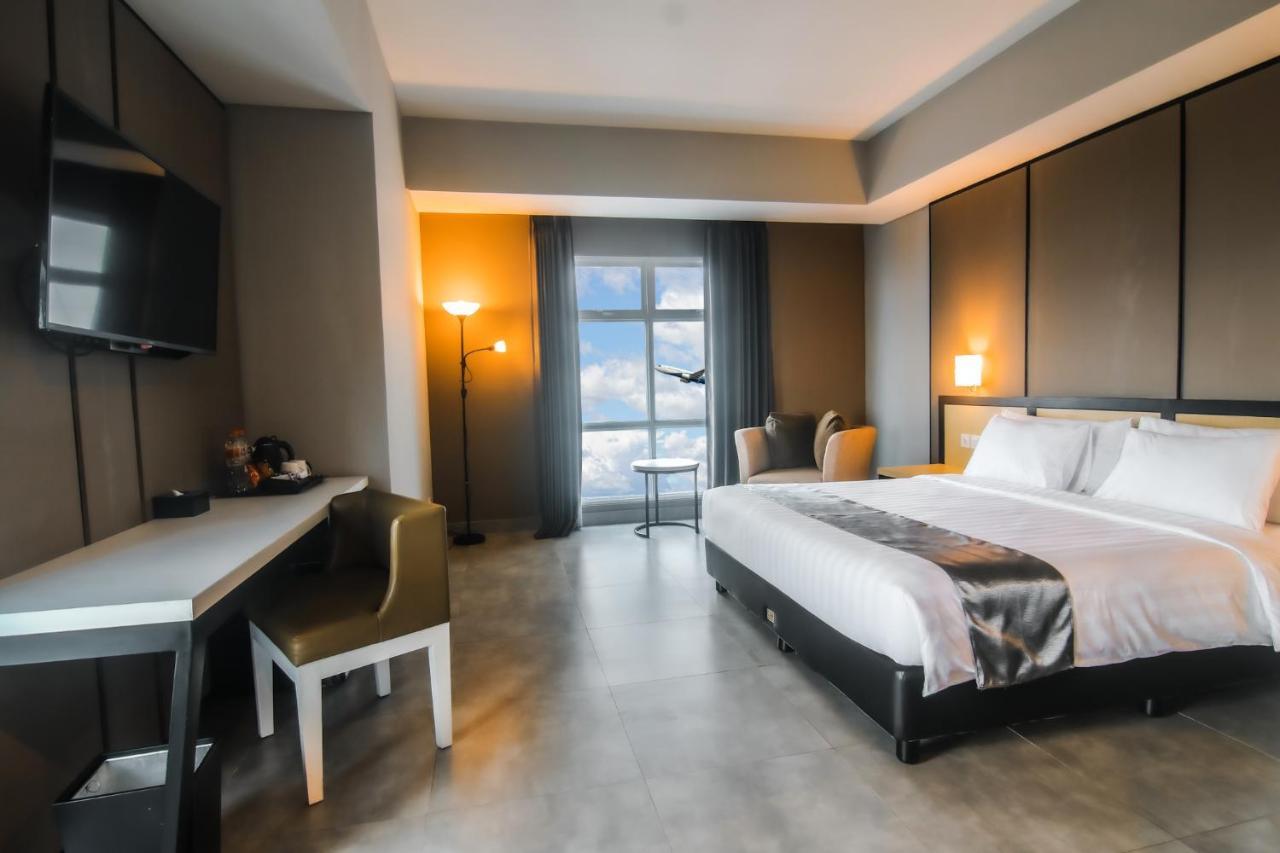 Bess Mansion Hotel Surabaya Wonotjolo Buitenkant foto
