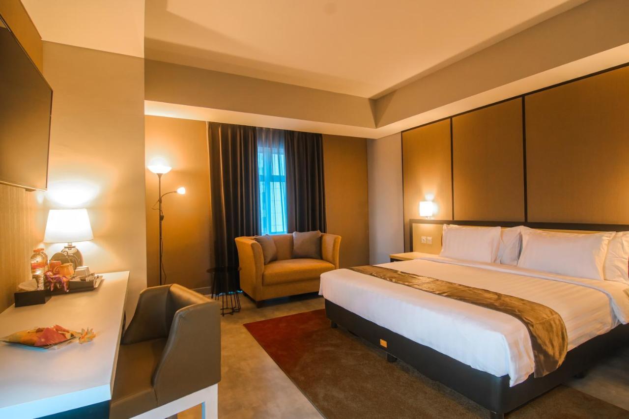 Bess Mansion Hotel Surabaya Wonotjolo Buitenkant foto