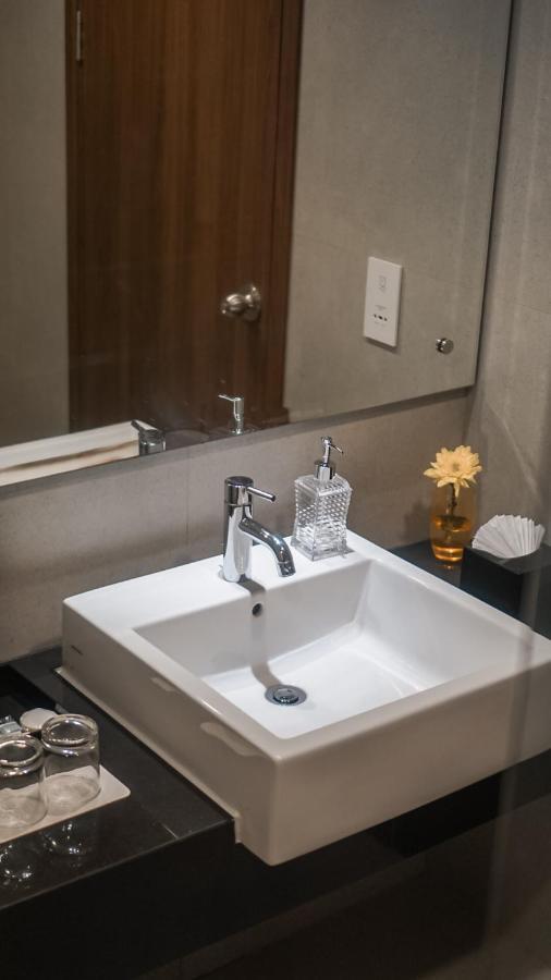 Bess Mansion Hotel Surabaya Wonotjolo Buitenkant foto