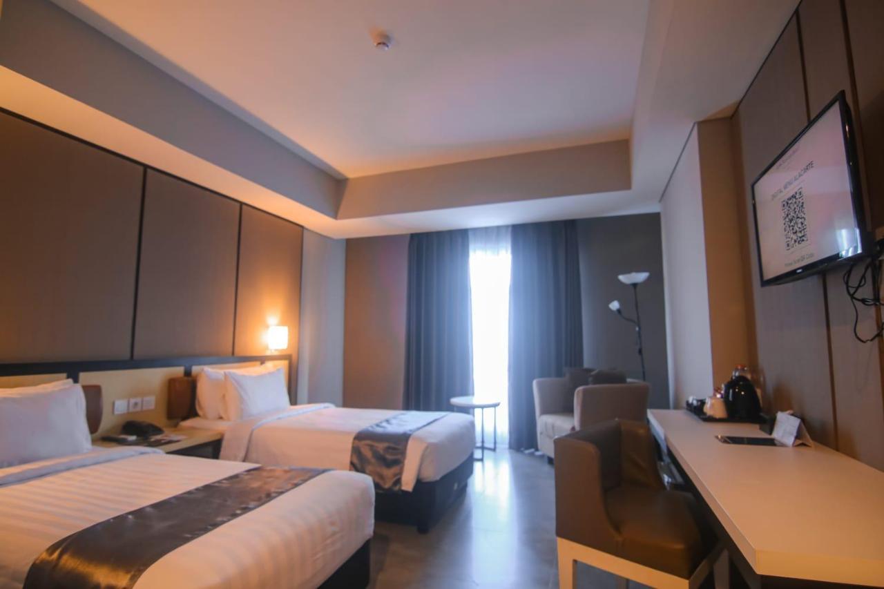 Bess Mansion Hotel Surabaya Wonotjolo Buitenkant foto