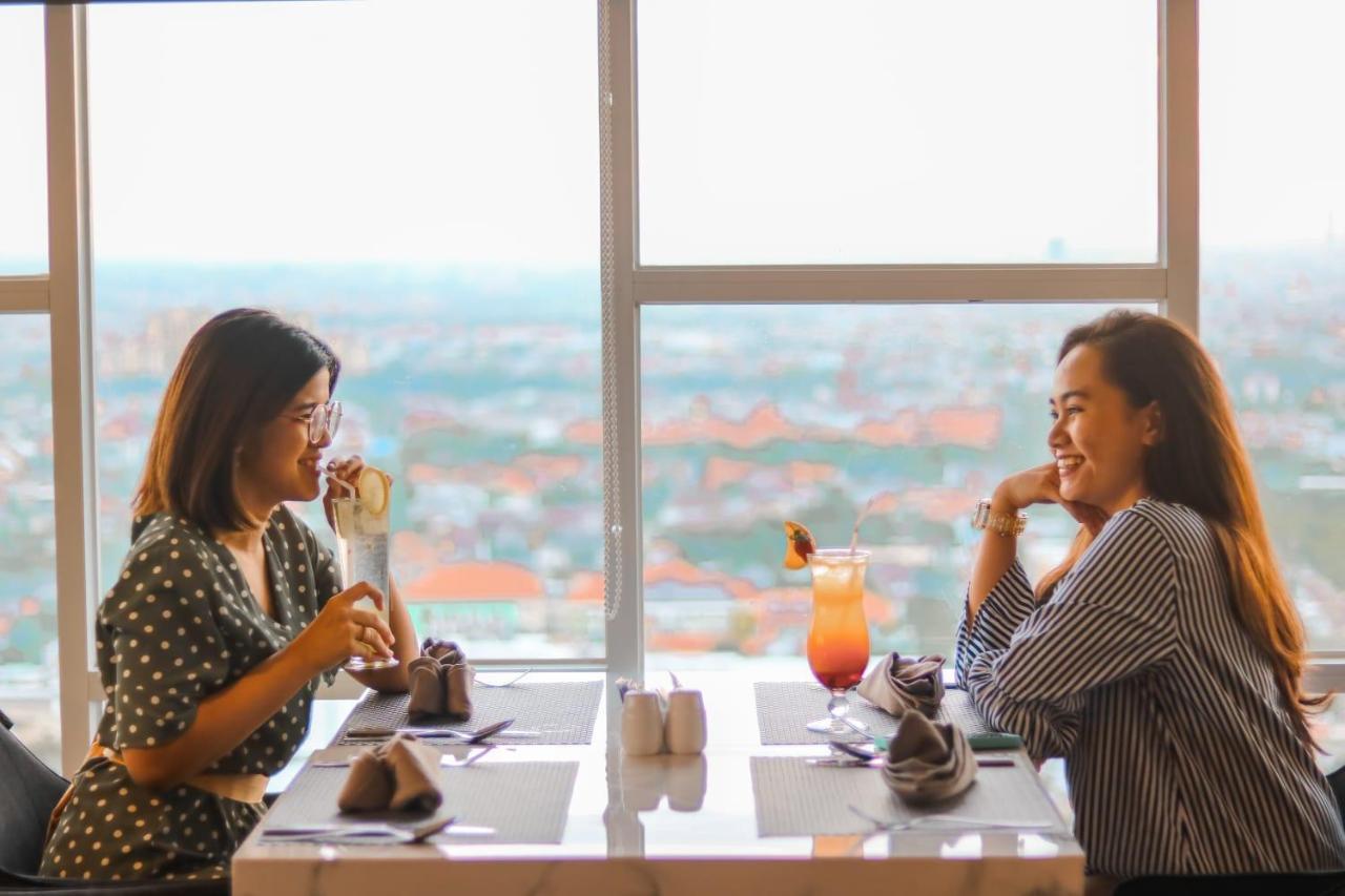 Bess Mansion Hotel Surabaya Wonotjolo Buitenkant foto