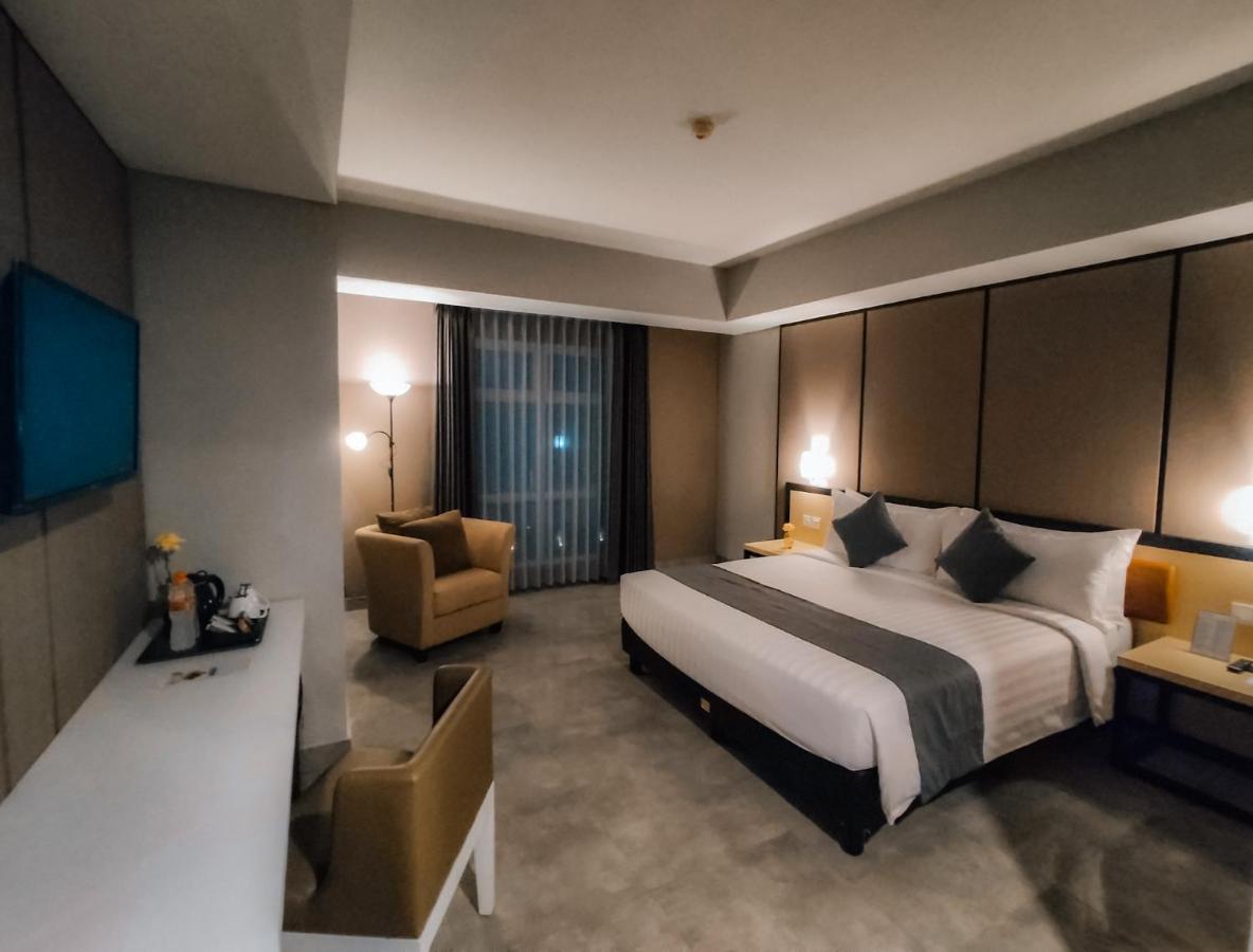 Bess Mansion Hotel Surabaya Wonotjolo Buitenkant foto