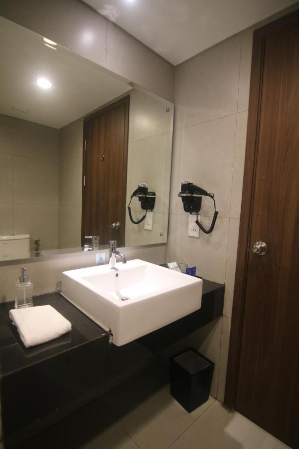 Bess Mansion Hotel Surabaya Wonotjolo Buitenkant foto