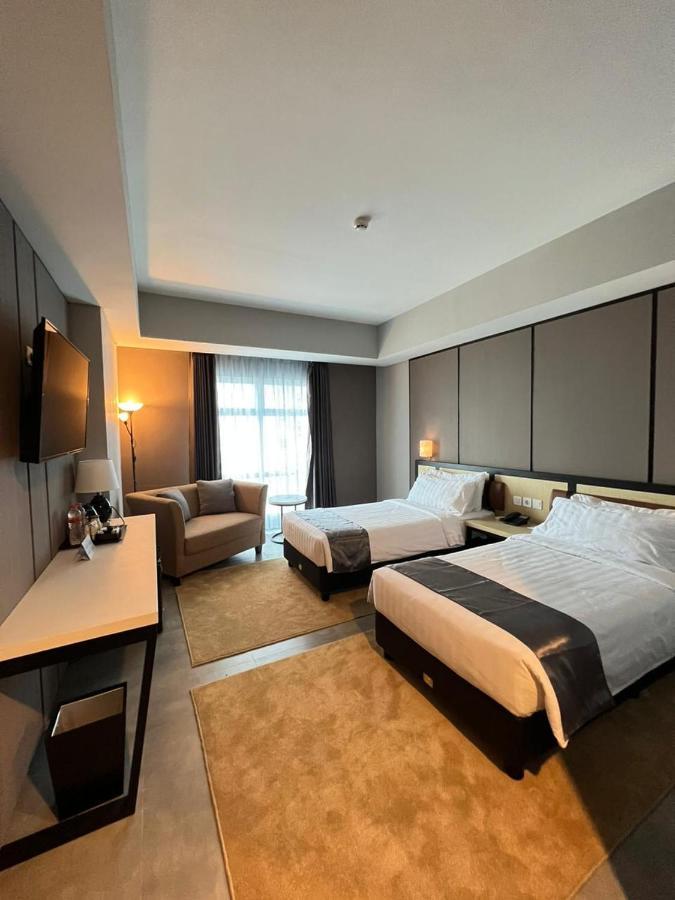 Bess Mansion Hotel Surabaya Wonotjolo Buitenkant foto