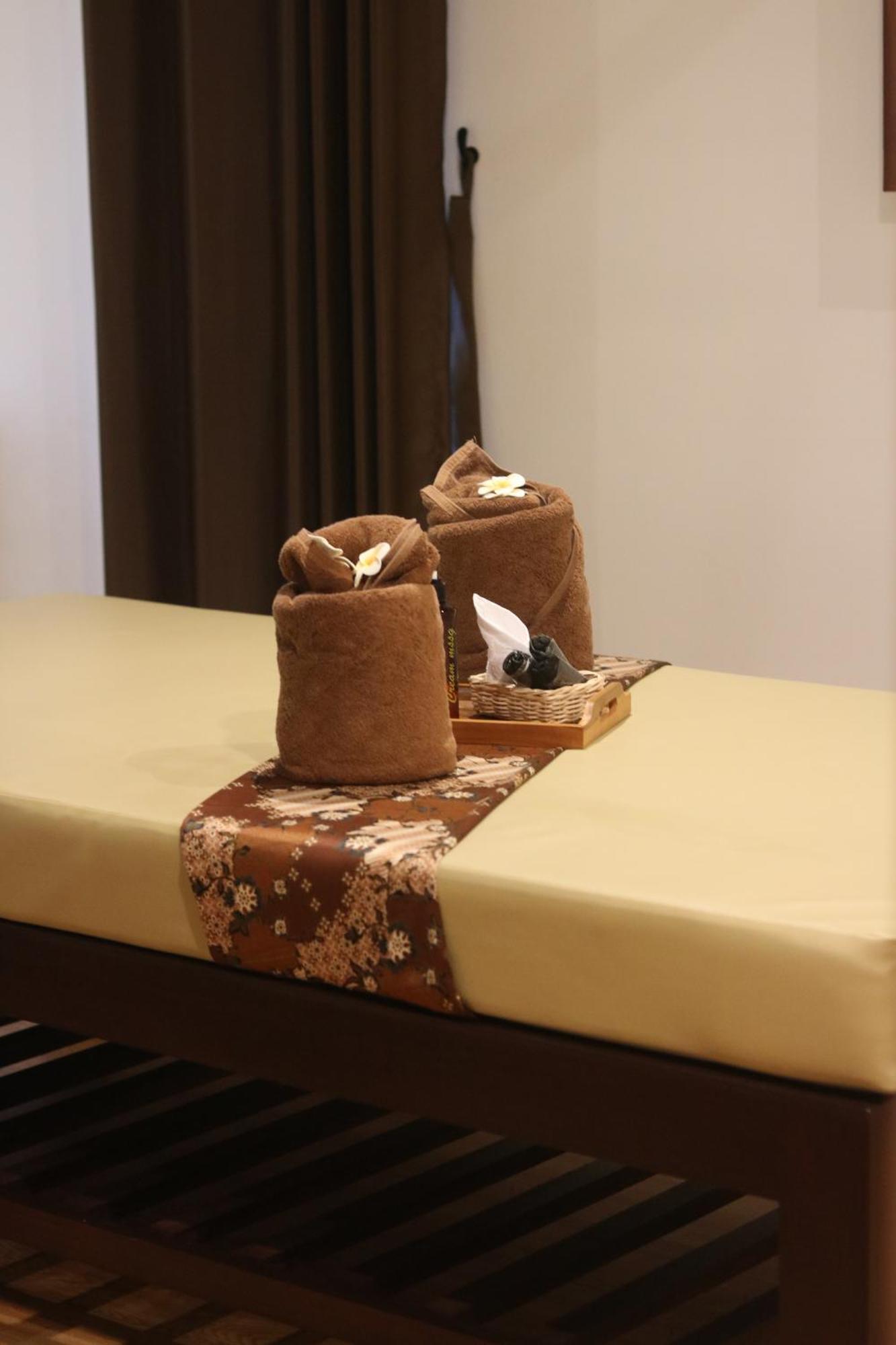 Bess Mansion Hotel Surabaya Wonotjolo Buitenkant foto