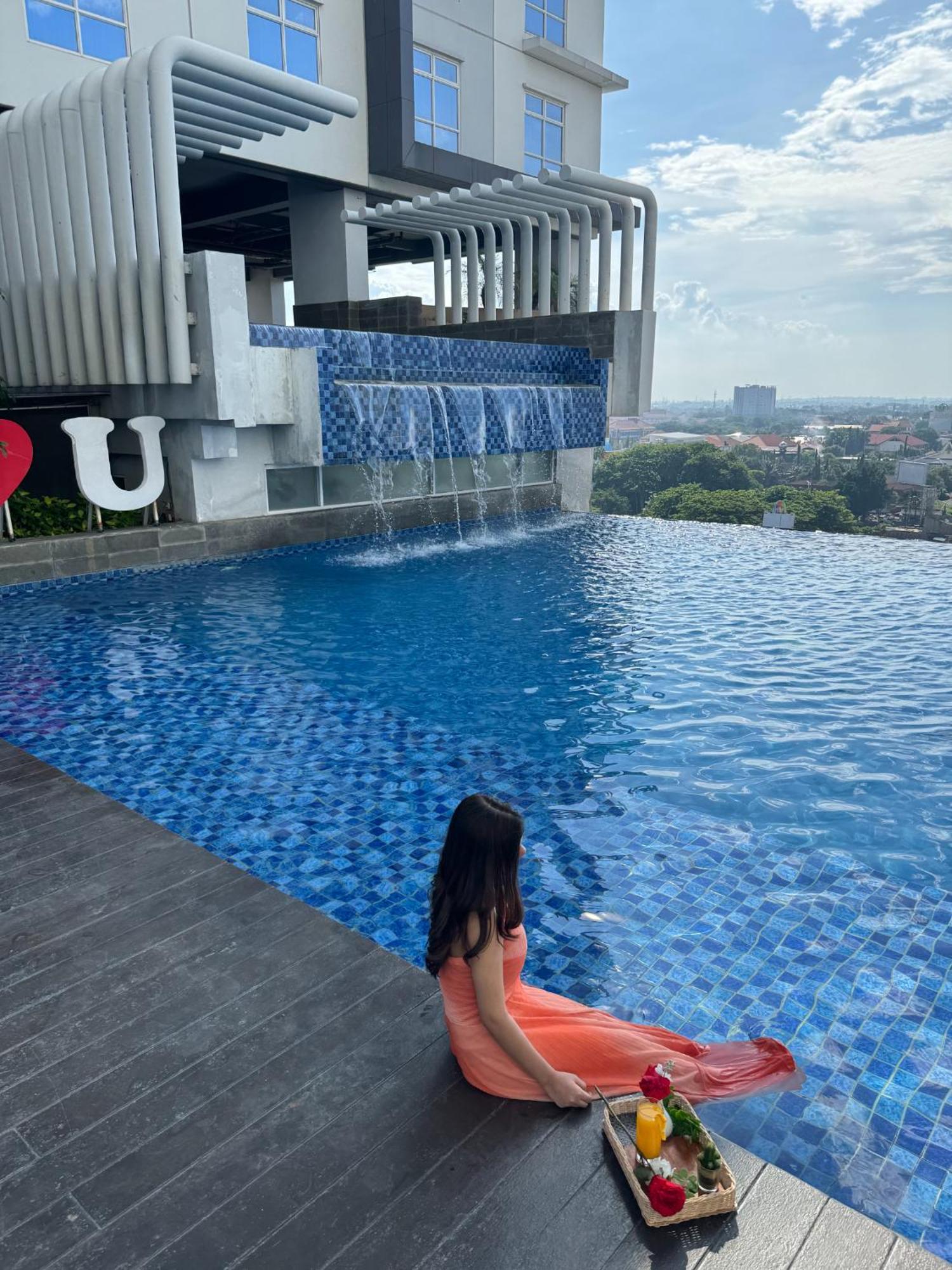Bess Mansion Hotel Surabaya Wonotjolo Buitenkant foto