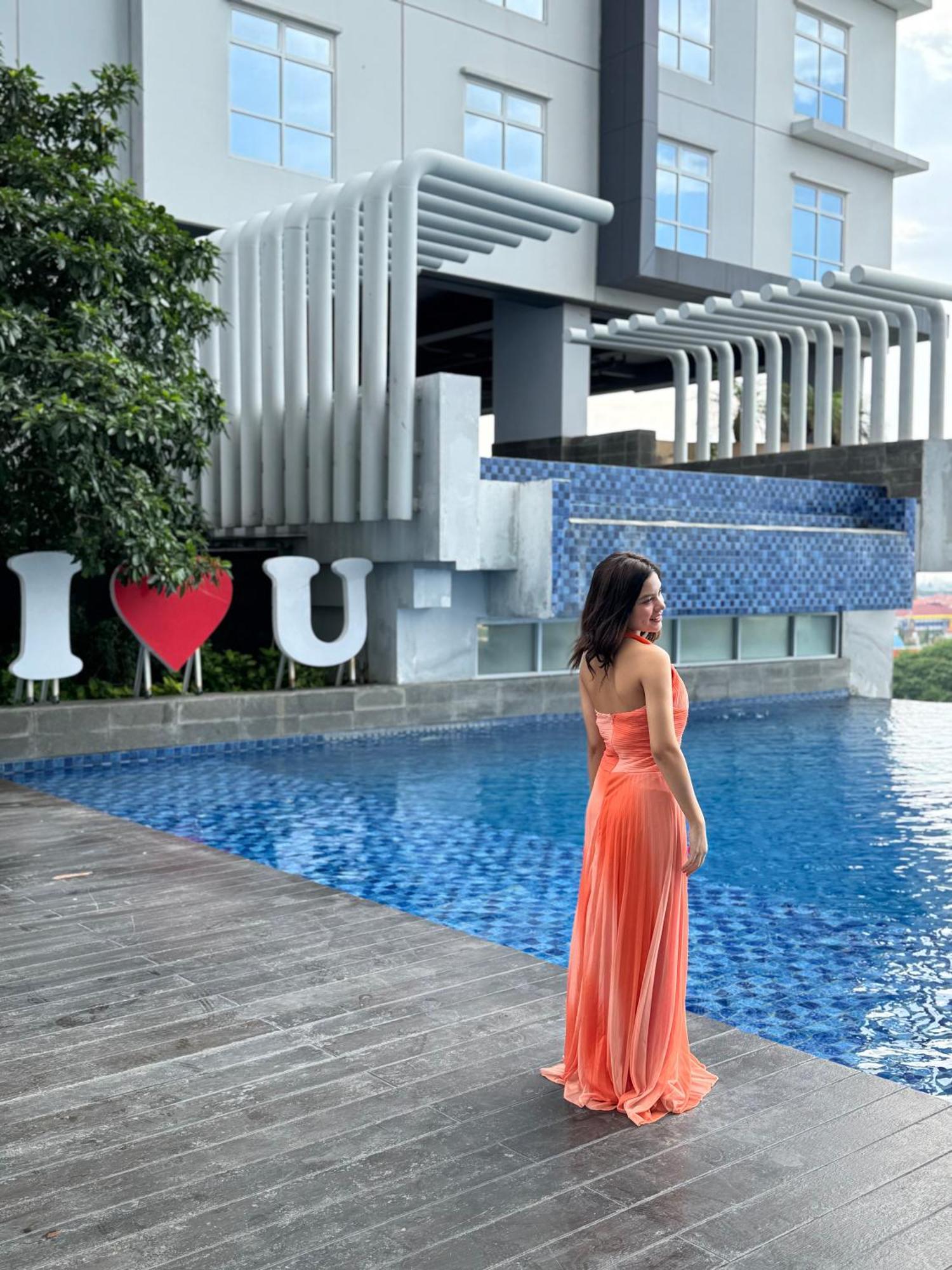 Bess Mansion Hotel Surabaya Wonotjolo Buitenkant foto